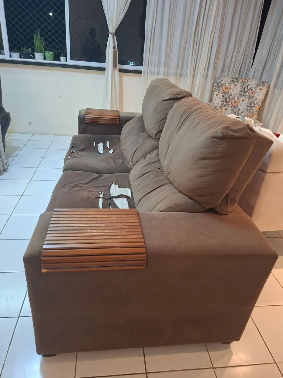 Vendo sofá 4 lugares reclinável marrom usado 2.20m de comprimento  - Foto 4