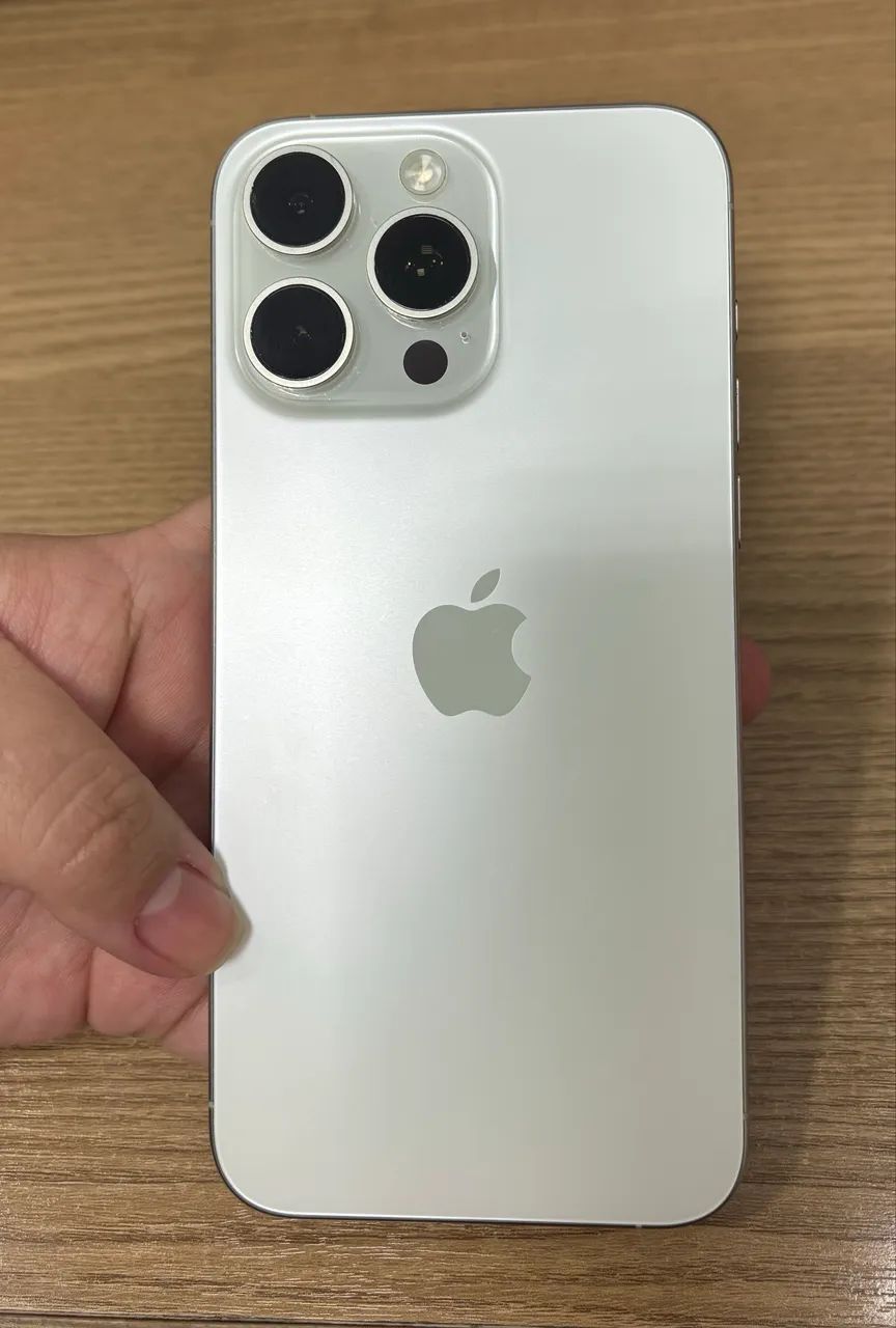 平*風様 iPhone 15 pro max ホワイト 256GB バッテリー iPhone 15 Pro Max - 256gb - zerado - Celulares e Smartphones