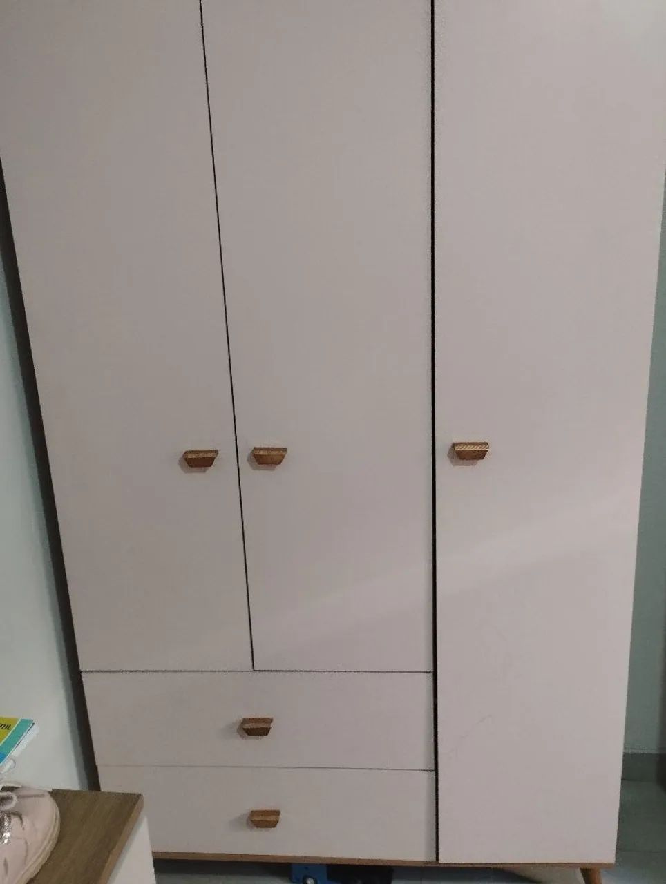 Guarda roupa+cômoda com detalhes de uso 