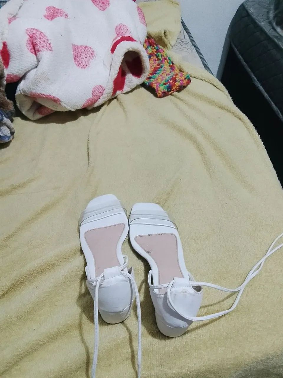 Vendo uma sandália branca semi nova