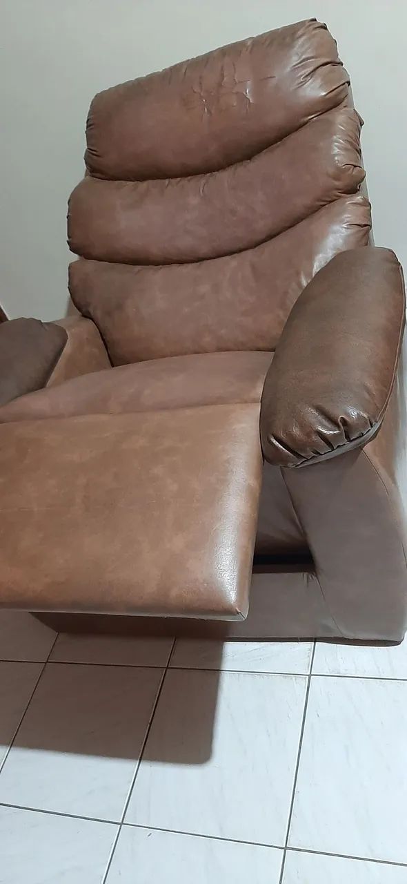 Vendo poltrona em couro legítimo 