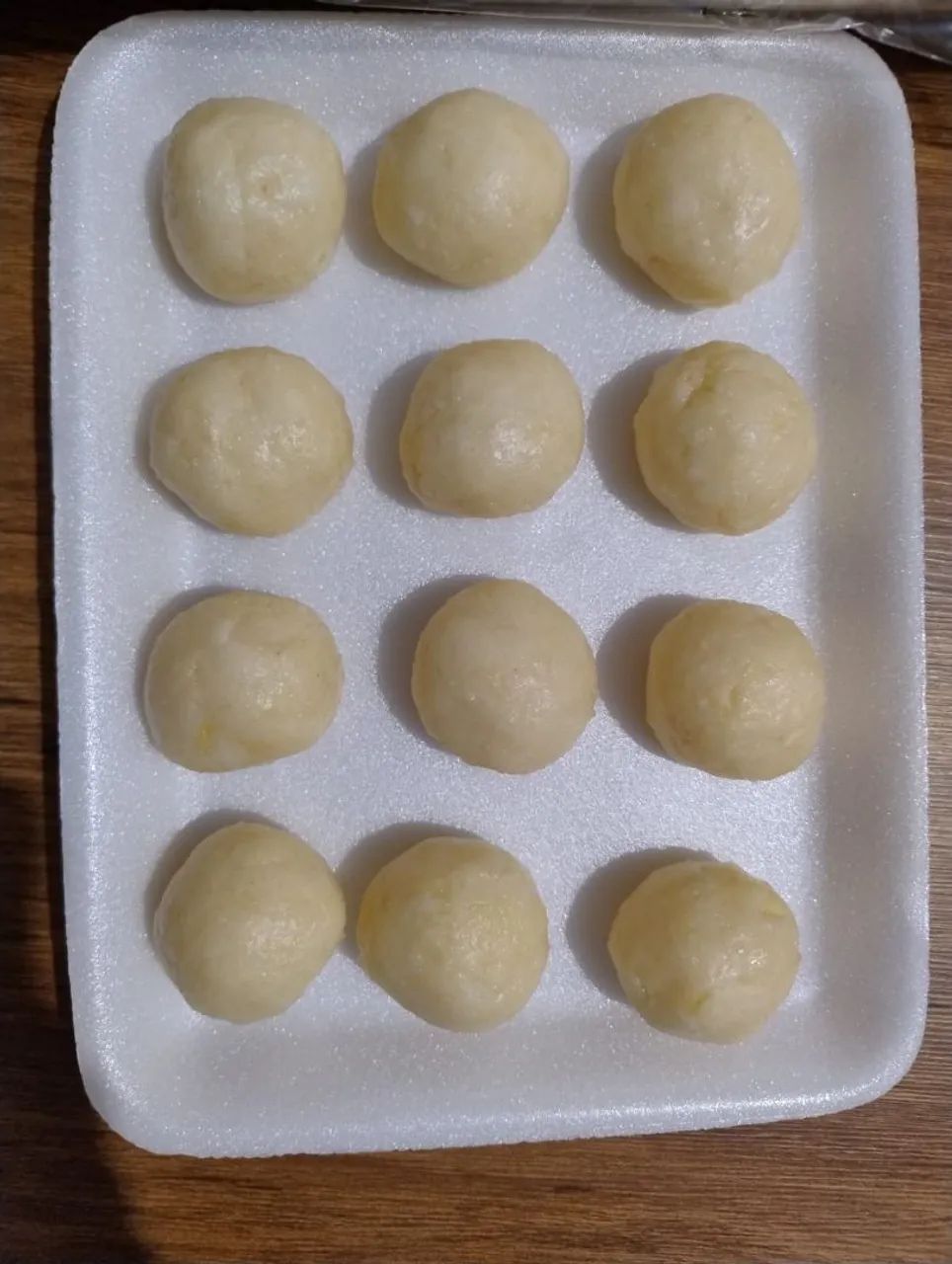 Pão de queijo caseiro artesanal congelado.