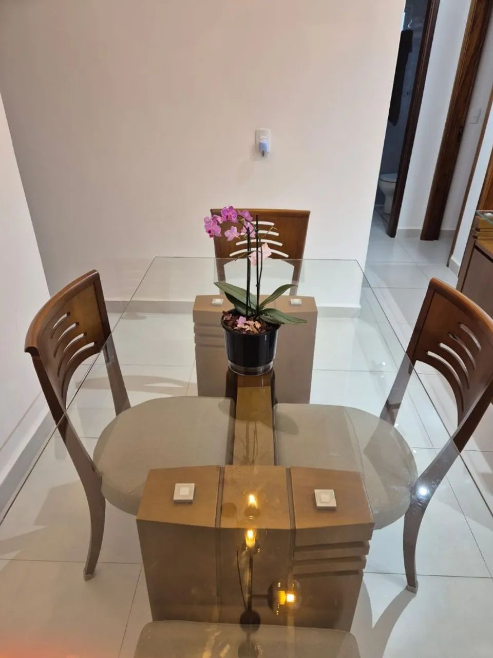 Mesa de jantar com tampo de vidro com 4 cadeiras. - Foto 3