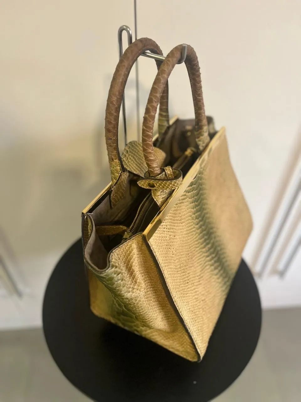 Bolsa Tufi Duek Original em Couro legítimo, acabamento Python- Excelente Estado - Foto 4