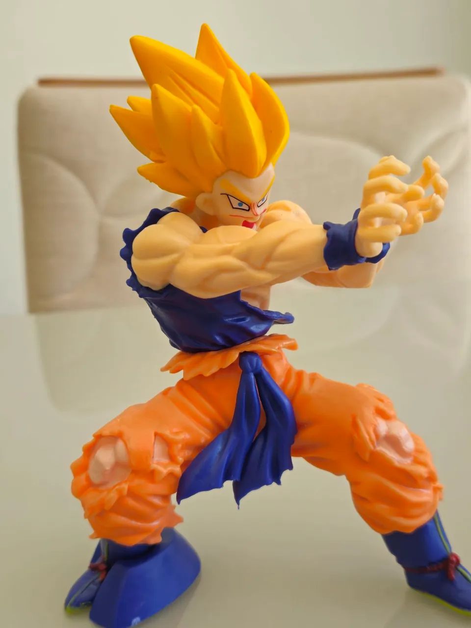 Action figure Goku Super Saiyajin pose de ataque