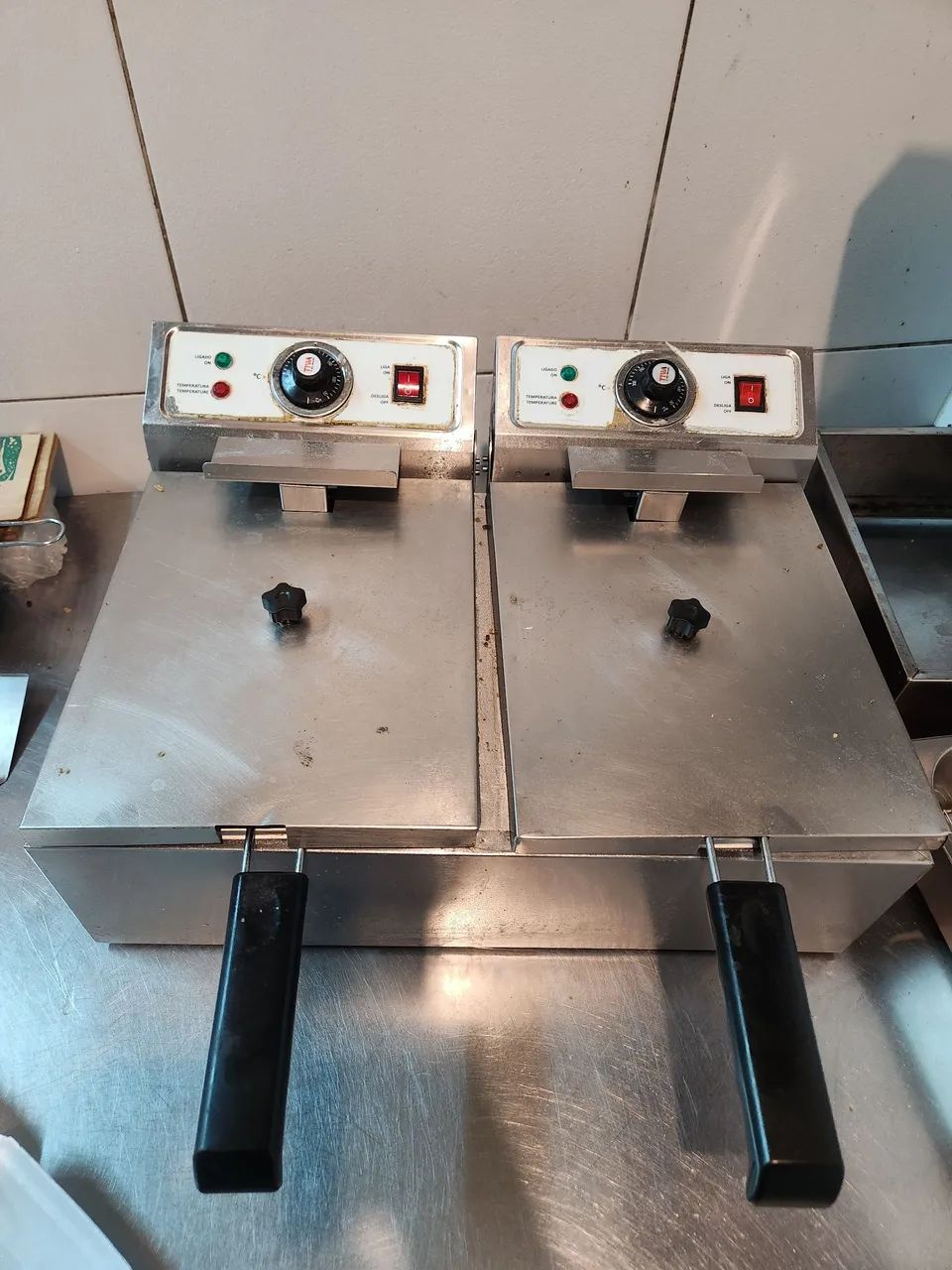 FRITADEIRA - FORNO DE PIZZA -  FREEZER - COIFA - CHAPA - CHARBROILLER - ESTANTES EM AÇO. - Foto 6