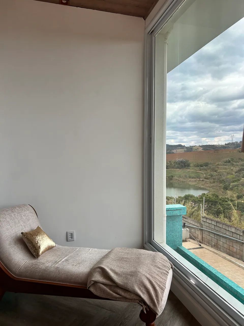 Divã / Chaise Longue Clássico em Madeira Maciça - Impecável (1,50m)