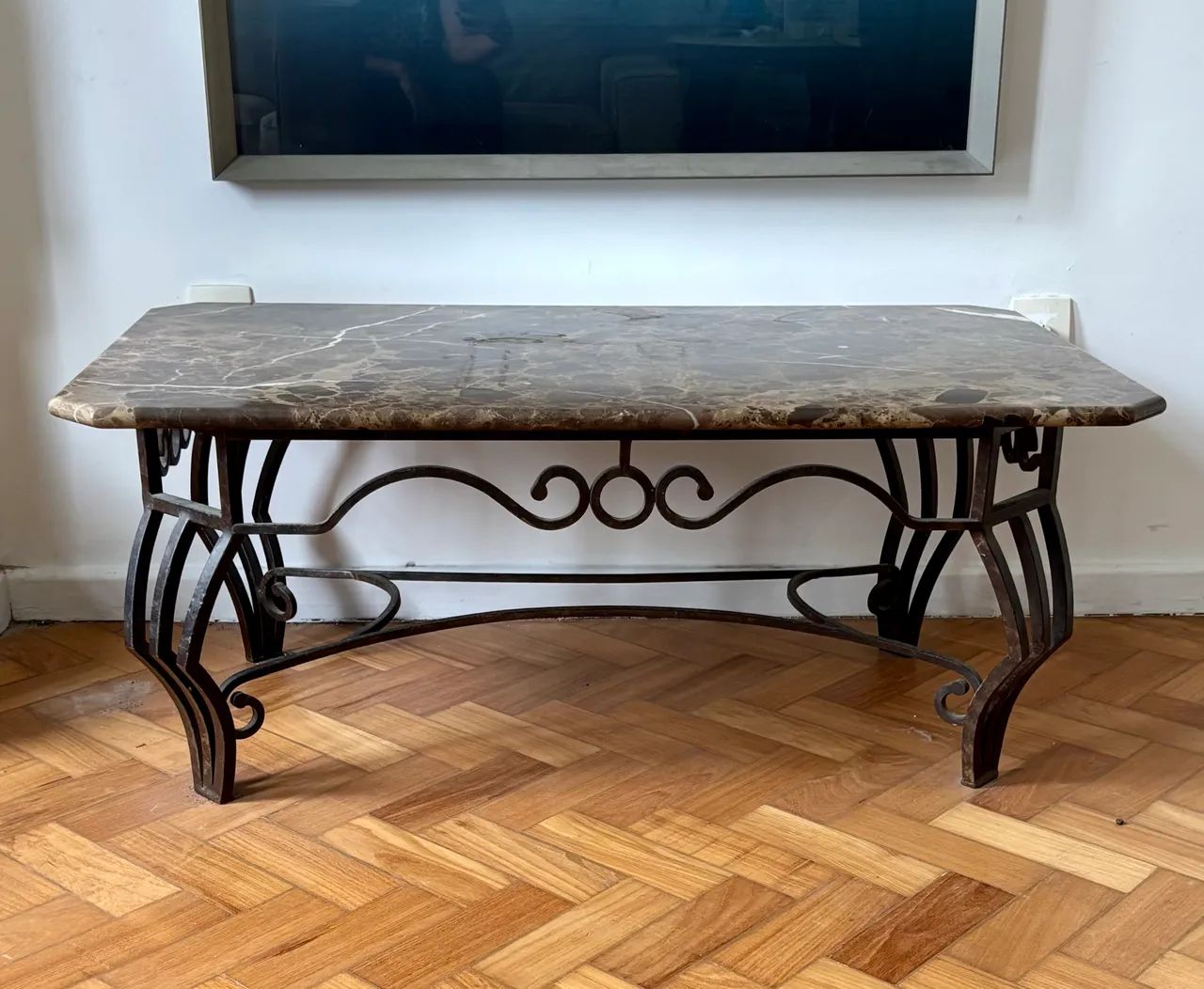 Mesa de centro base em ferro e tapo em mármore marrom imperial - Foto 4