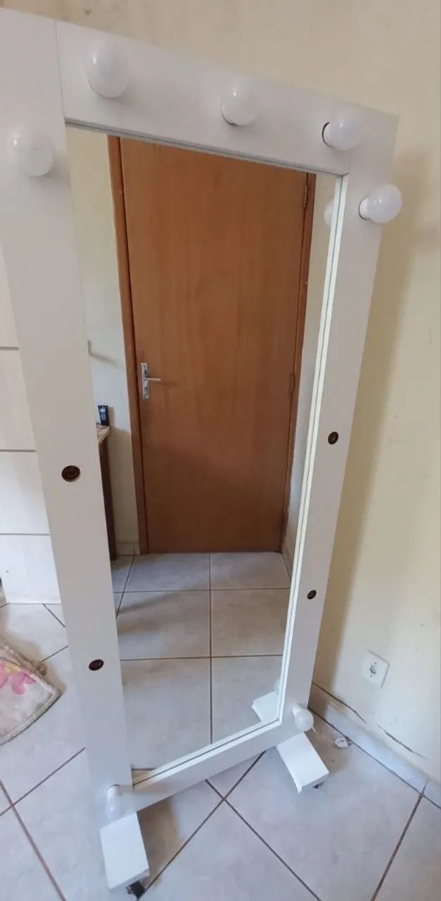 Vendo " Espelho Camarim". Bem conservado, funciona normalmente...Valor de 600,00