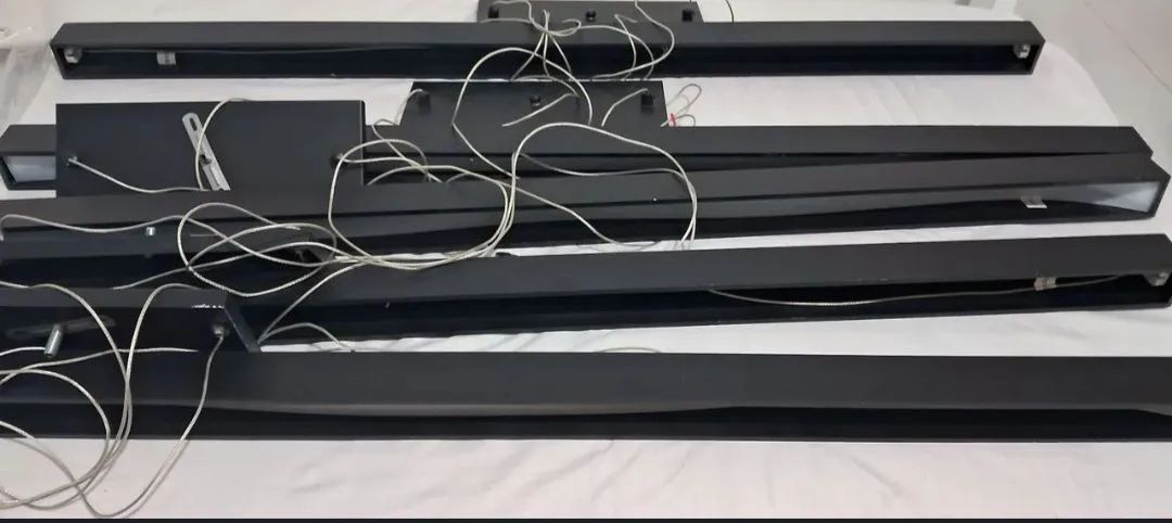5 luminárias, 4 são pretas e 1 é de inox - Foto 2