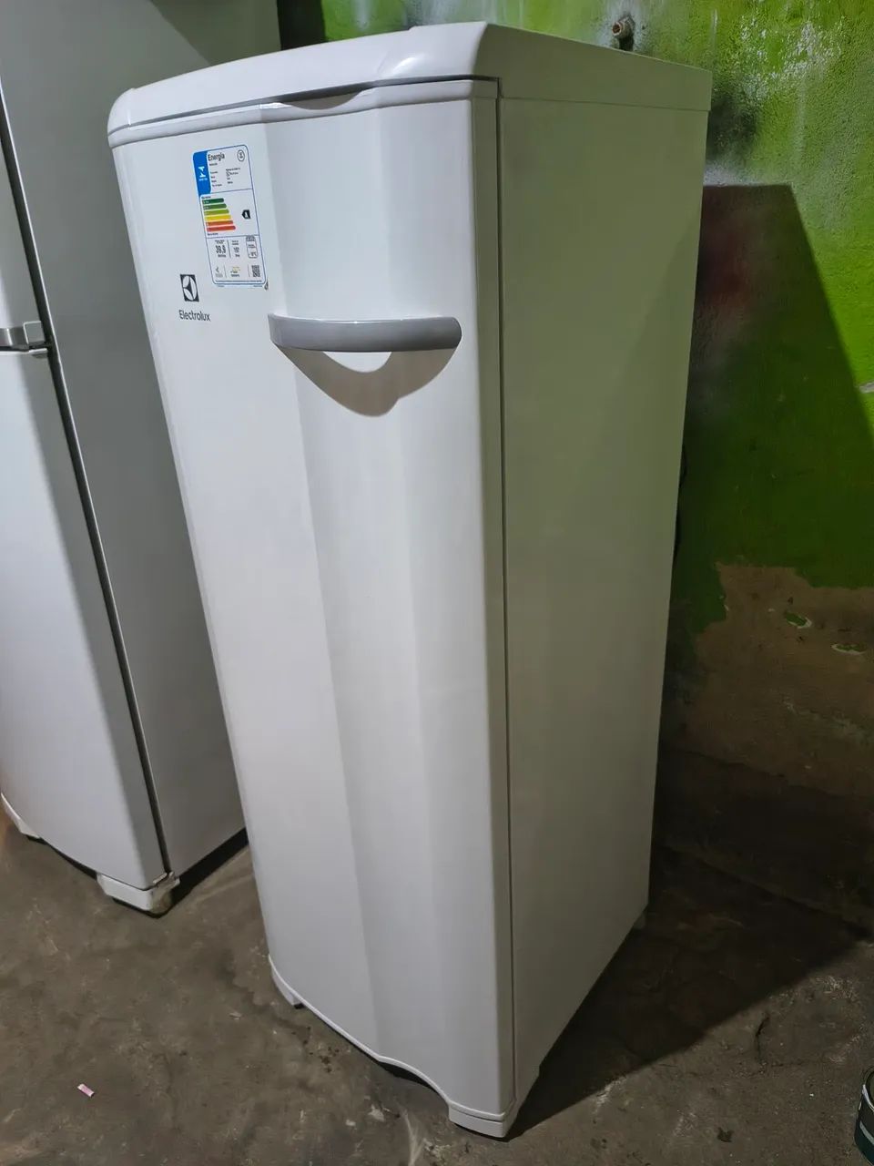 Vendo freezer Eletrolux funcionando perfeitamente dependendo do lugar entrego. - Foto 3