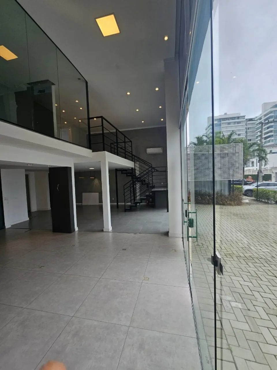 Locação Comercial - Sala com 160m² e 2 vagas  - Praia Brava  - Foto 4