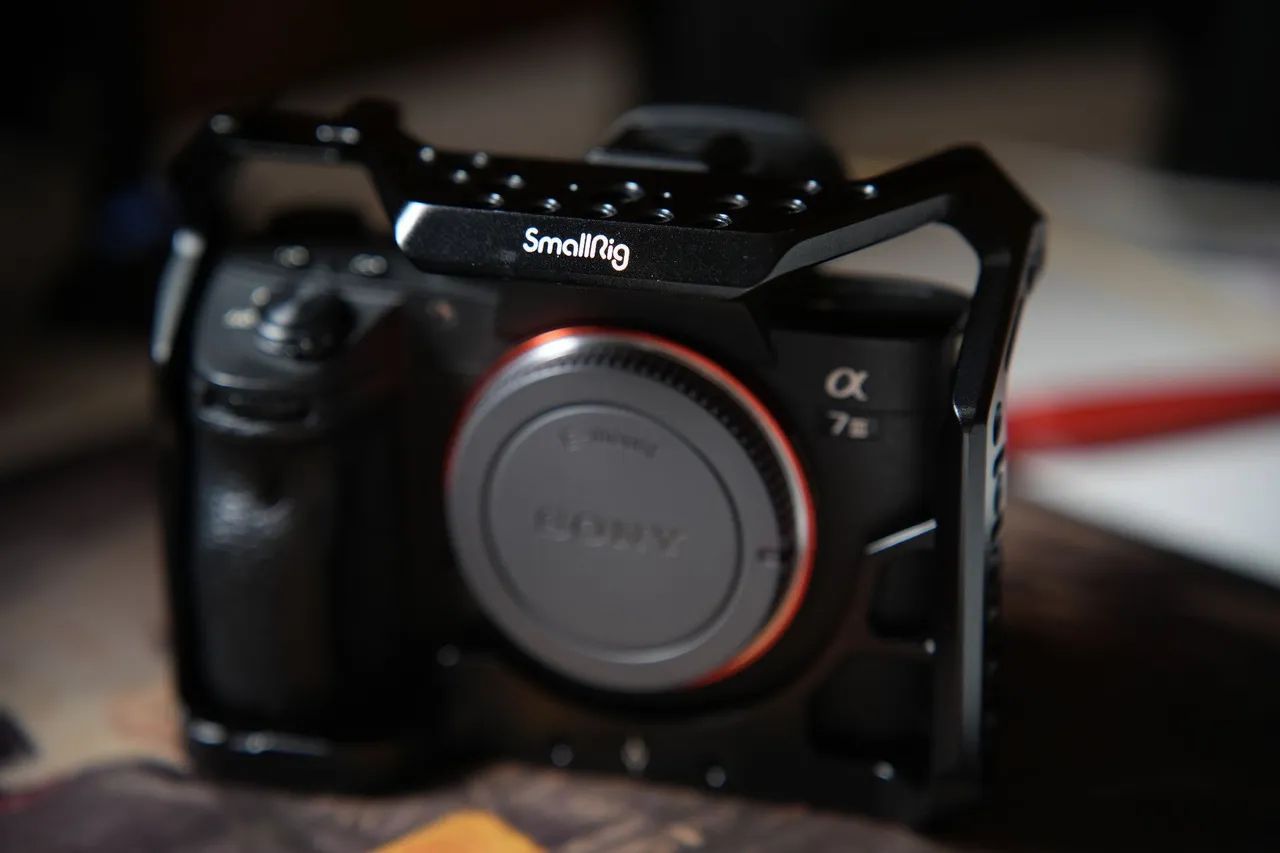 Sony a73 com cage+ caixa - Foto 3