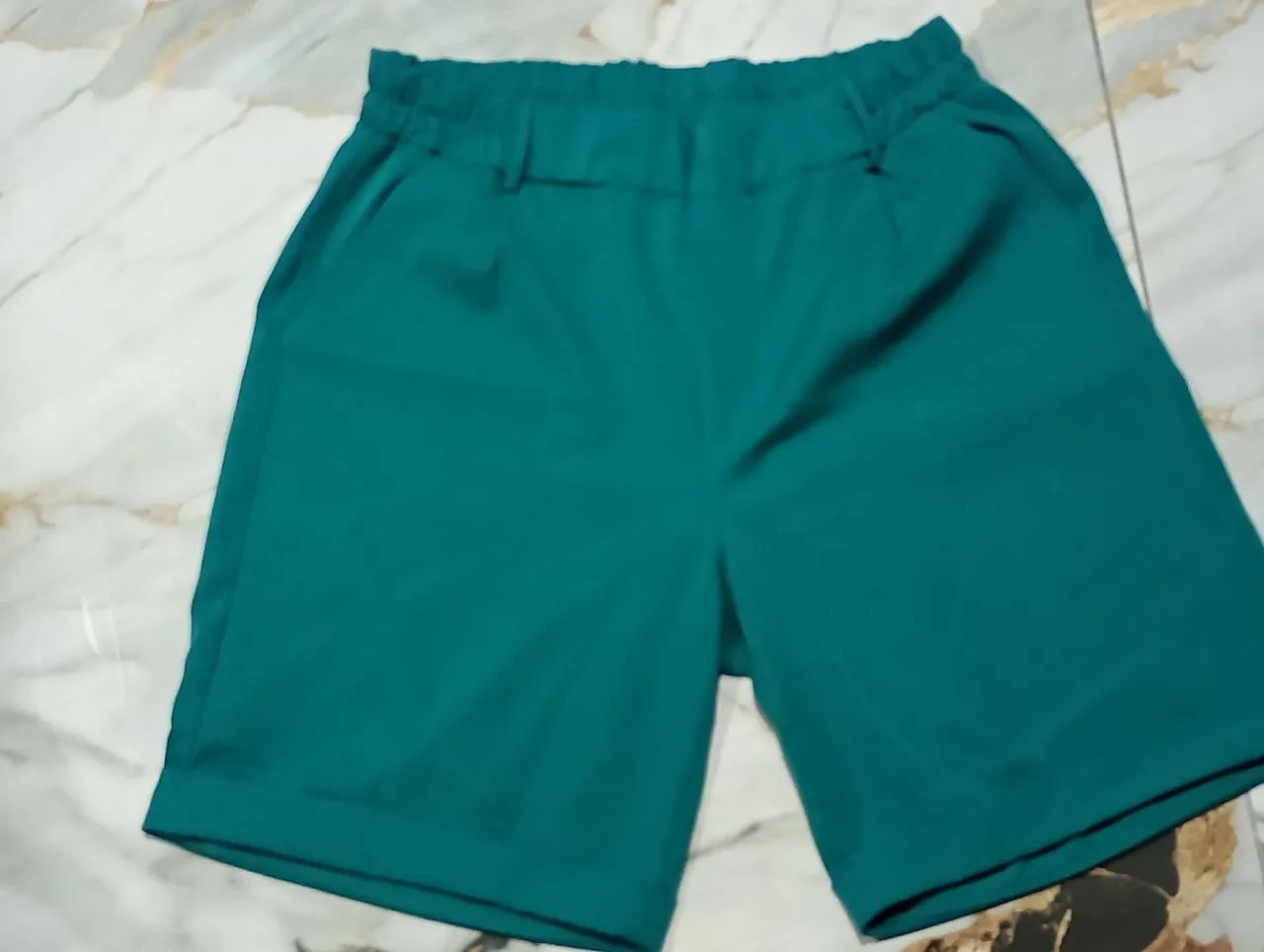 Vendo bermuda verde semi nova 