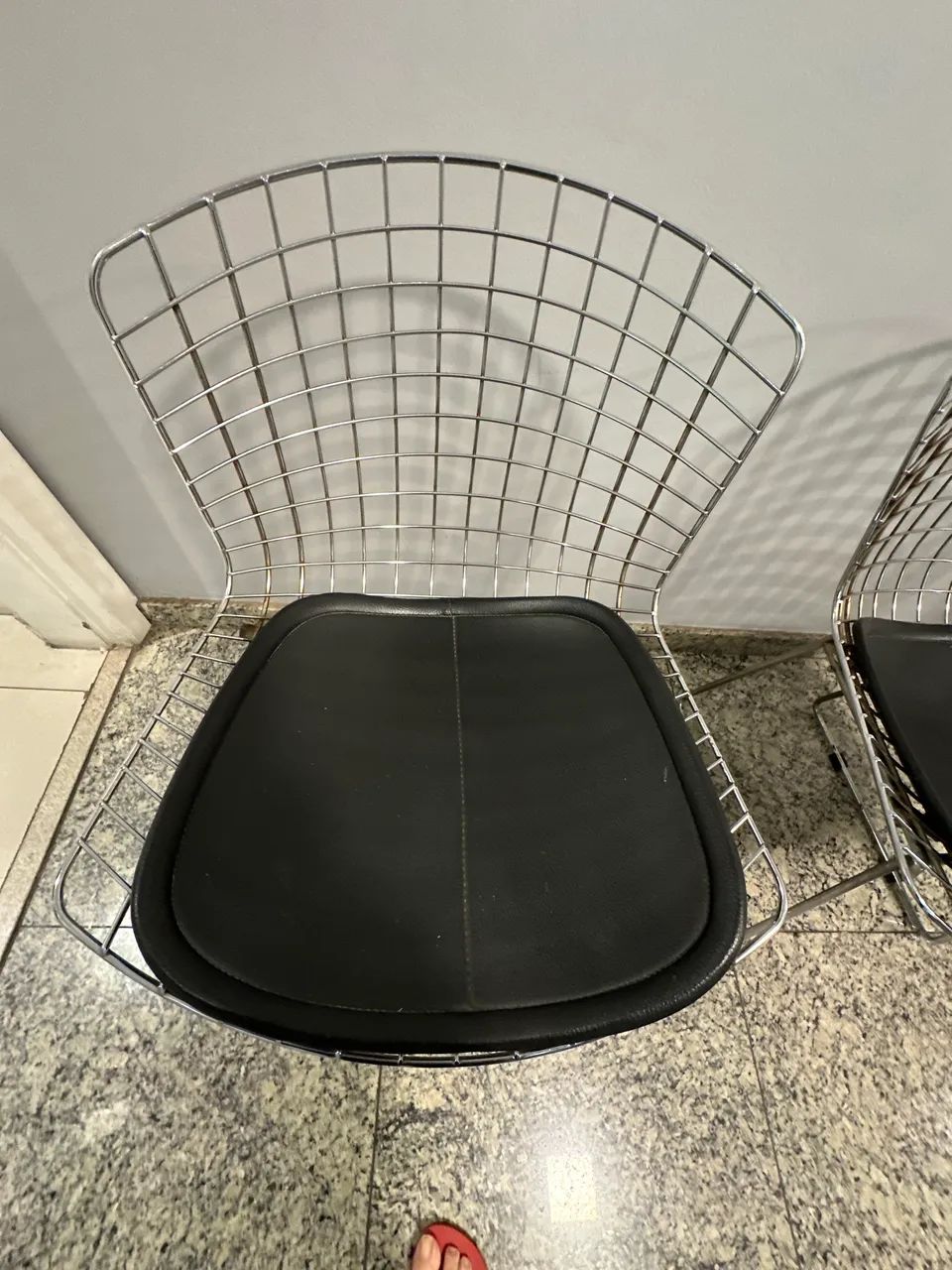 Cadeiras em ferro com assento em couro preto  - Foto 5