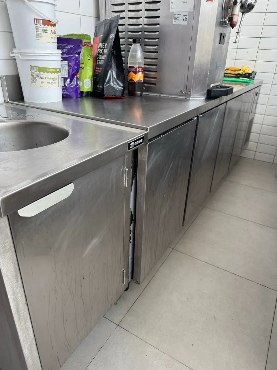 Bancada Refrigerada Macom Inox 4 portas + cuba - Foto 5