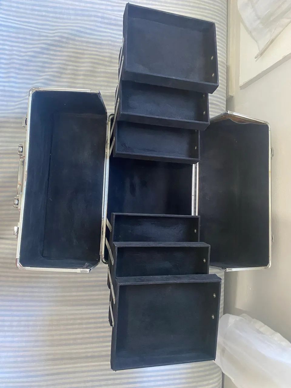 MALETA DE MAQUIAGEM PROFISSIONAL DE QUALIDADE  - Foto 2