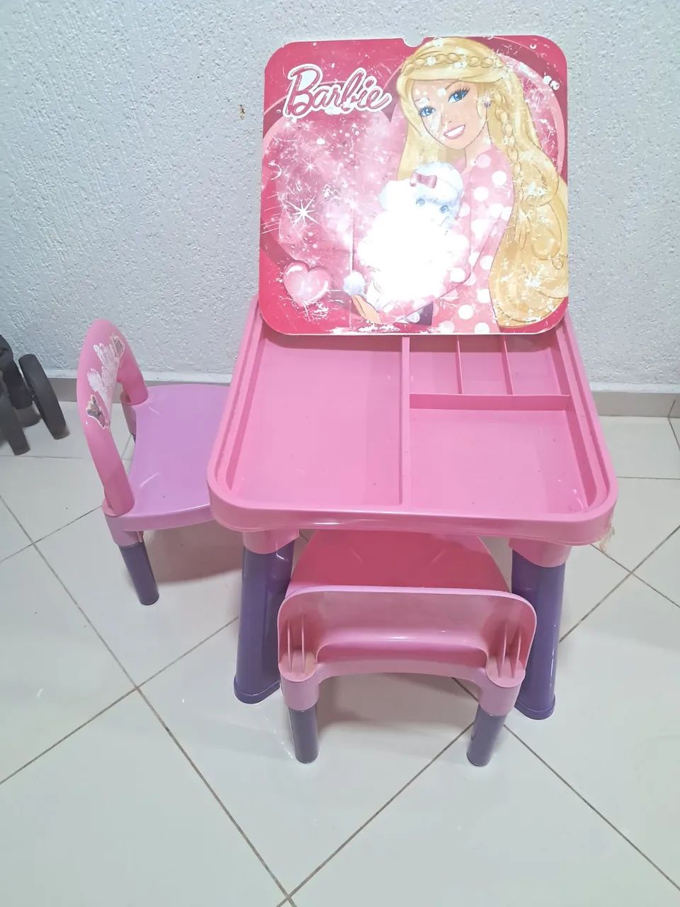 Mesinha da barbie com 2 cadeirinha infantil 