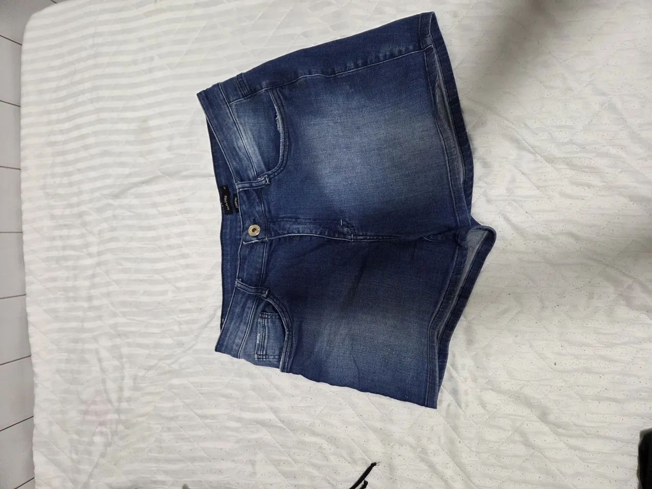 Short jeans stonewash cintura média 