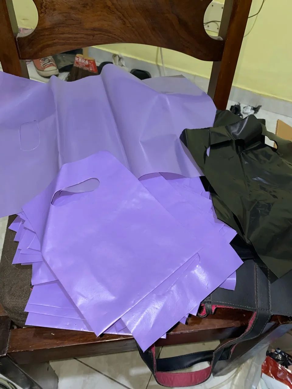 SACOLAS PRETAS E ROXO  - Foto 2