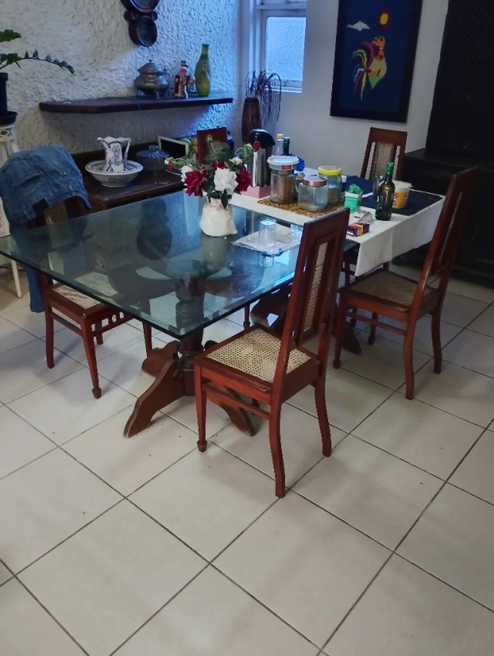 mesa de jantar  retangular  bases em madeira  tampo em vidro temperado  medindo 2mts d c
