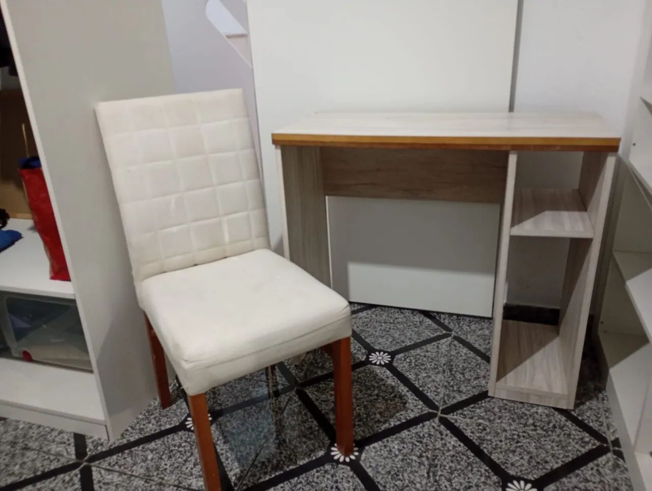 Mesa e cadeira 