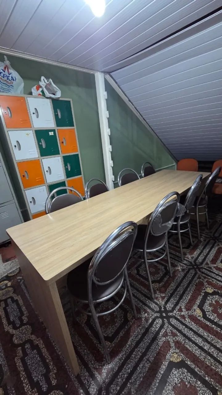 Mesa longa MDF com cadeiras de aluminio