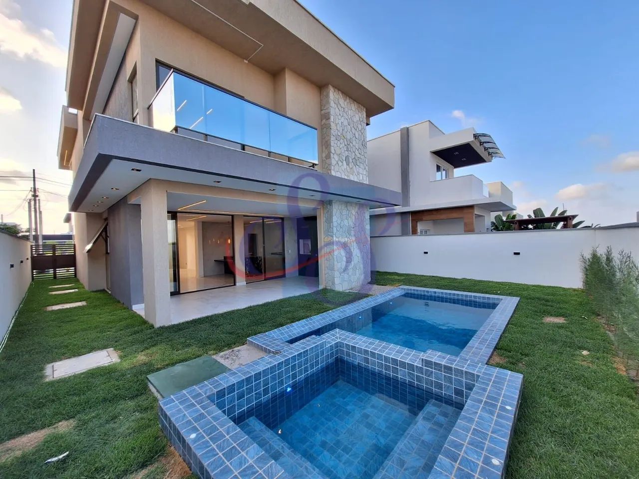 Belíssima casa na Cidade Alpha com 4 suítes - Foto 2