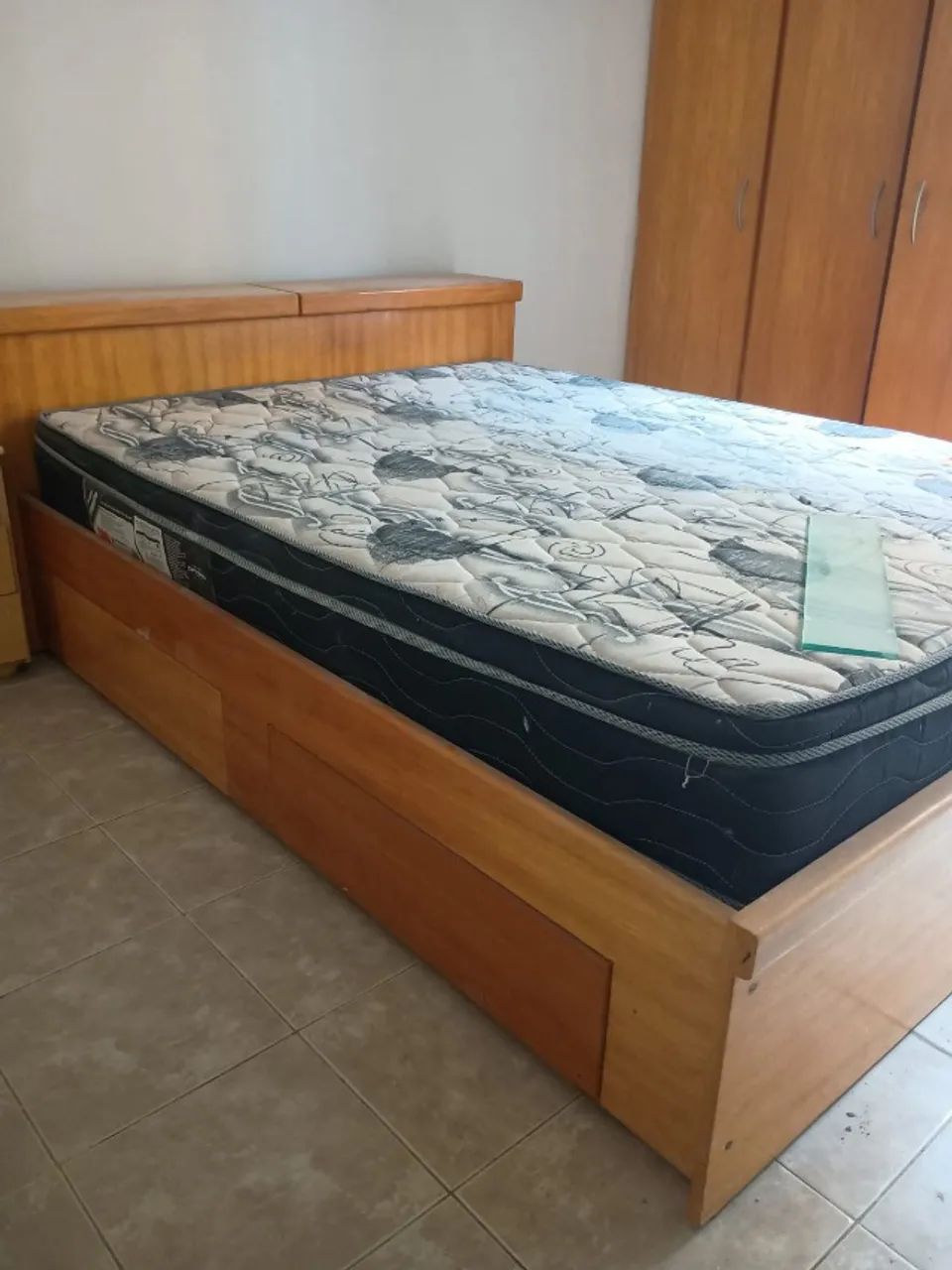 cama em madeira + colchão