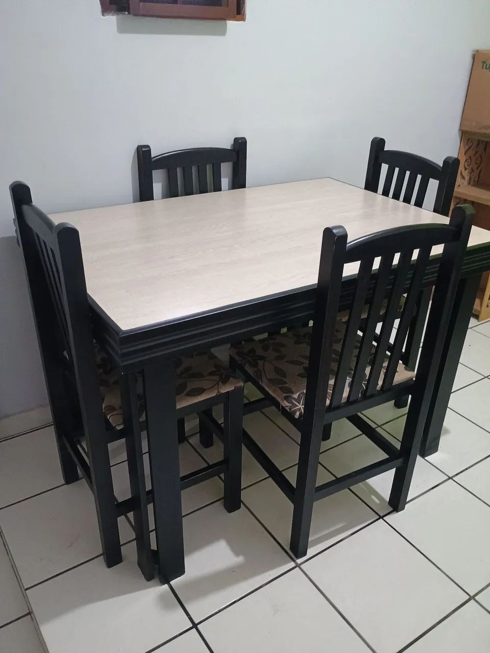 Mesa com 4 Cadeiras  em Excelente Estado 