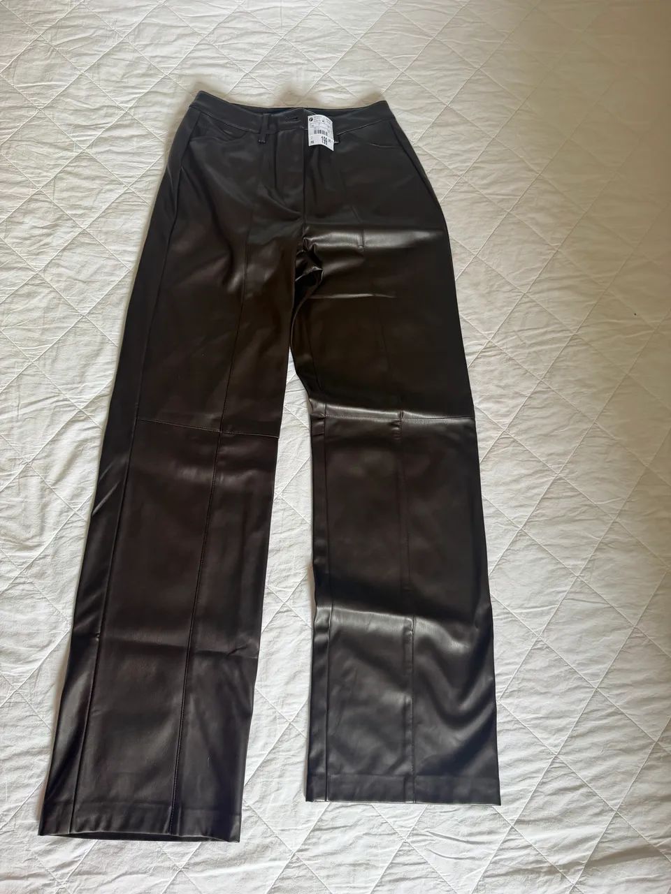 Calça marrom café em couro ecológico 