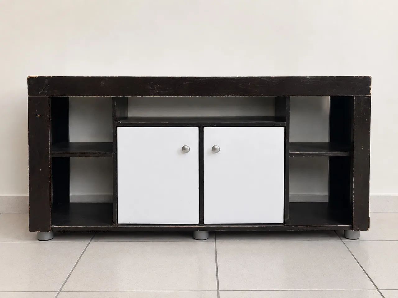 Rack para TV com 2 Portas e Nichos