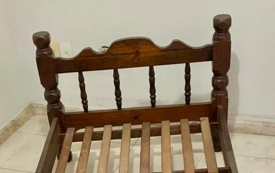 Cama de solteiro em madeira 