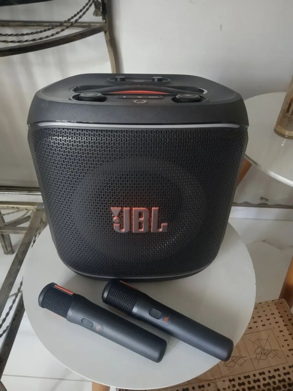 Caixa JBL Partybox Encore 2 com microfones semi-nova
