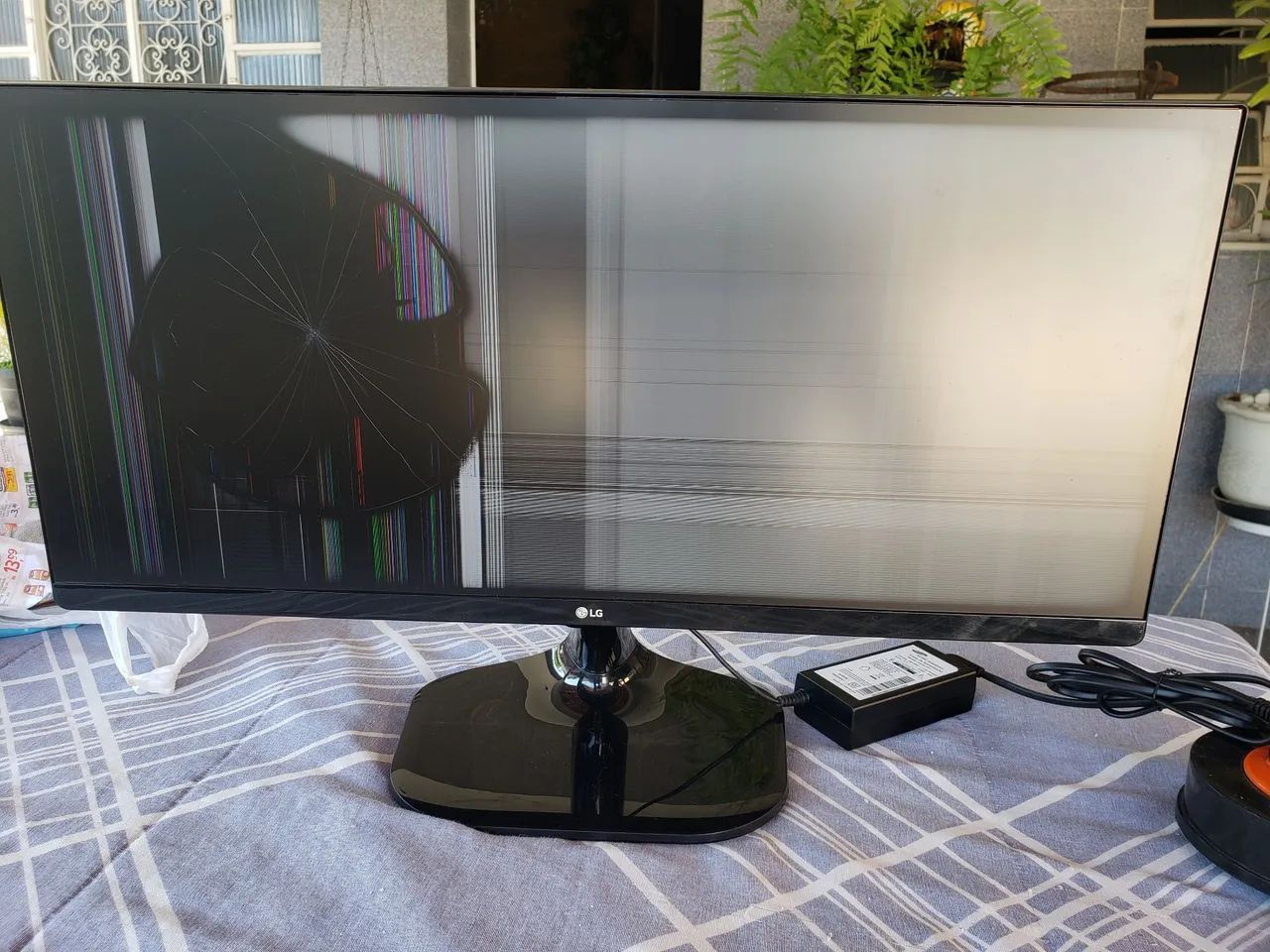 Monitor LG 25um58g - Tela quebrada
