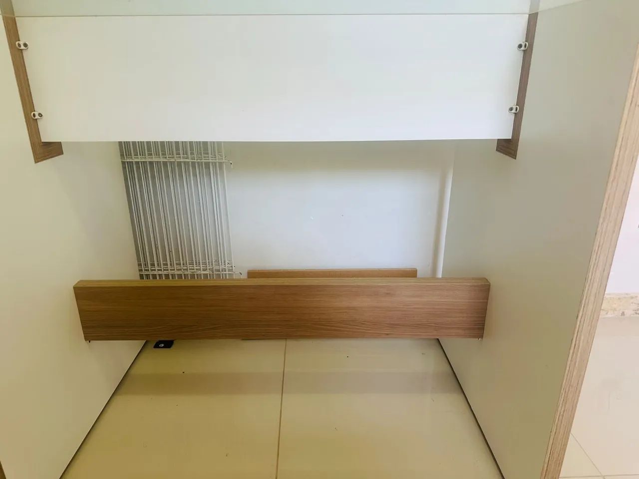 Mesa / Escrivaninha com Tampo de Vidro e Base em Madeira - Foto 3
