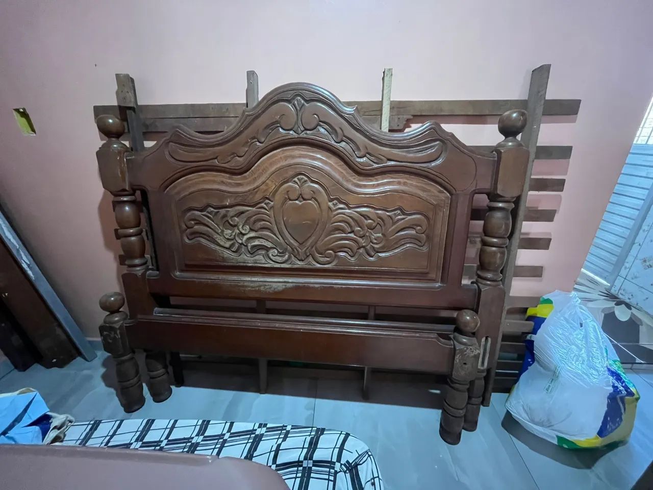 Vendo cama madeira de lei no precinho - Foto 2