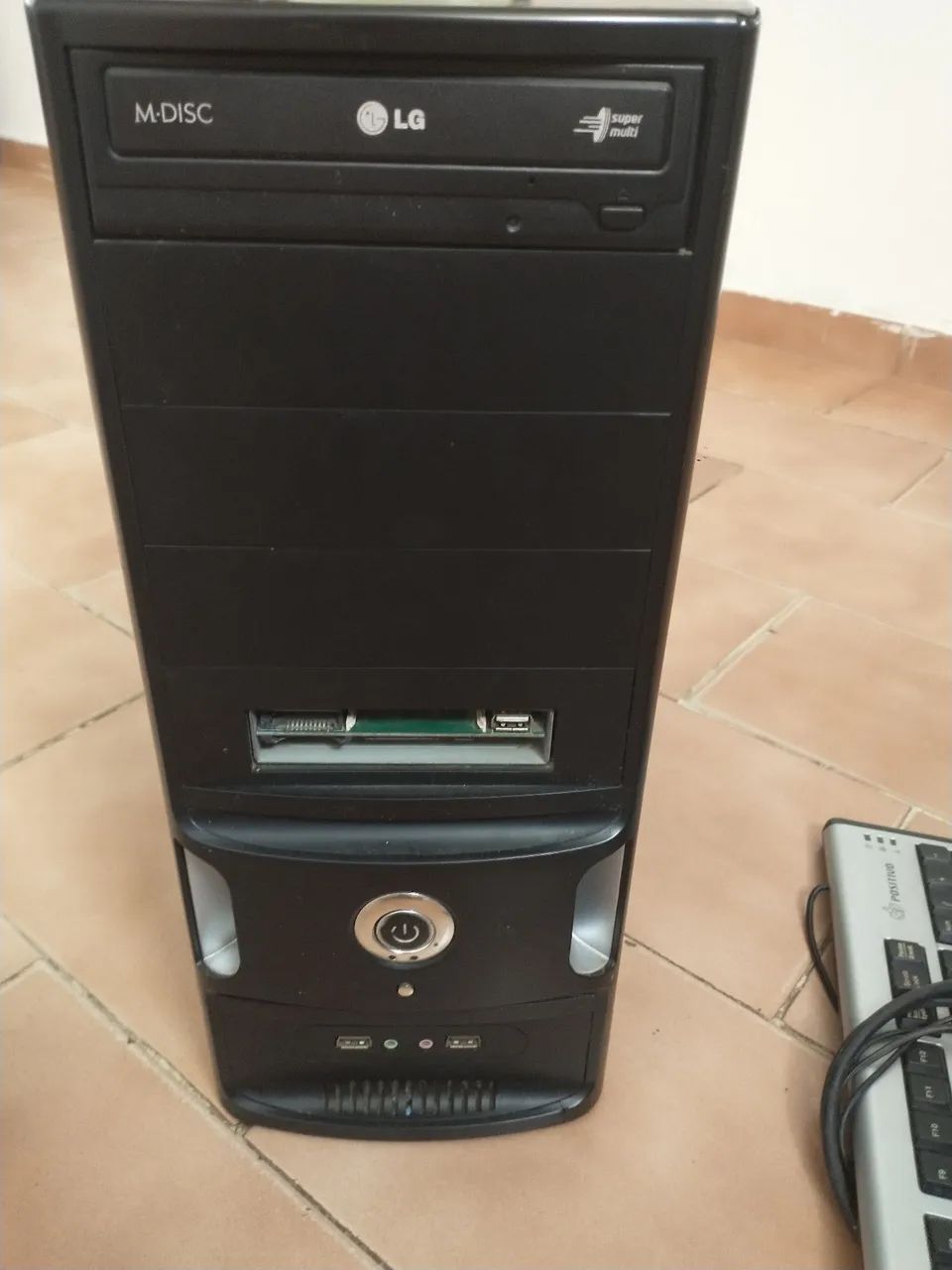 Desapego CPU com mause e teclado e um alto falante 