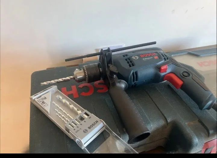 Furadeira e parafusadeira Bosch 750w