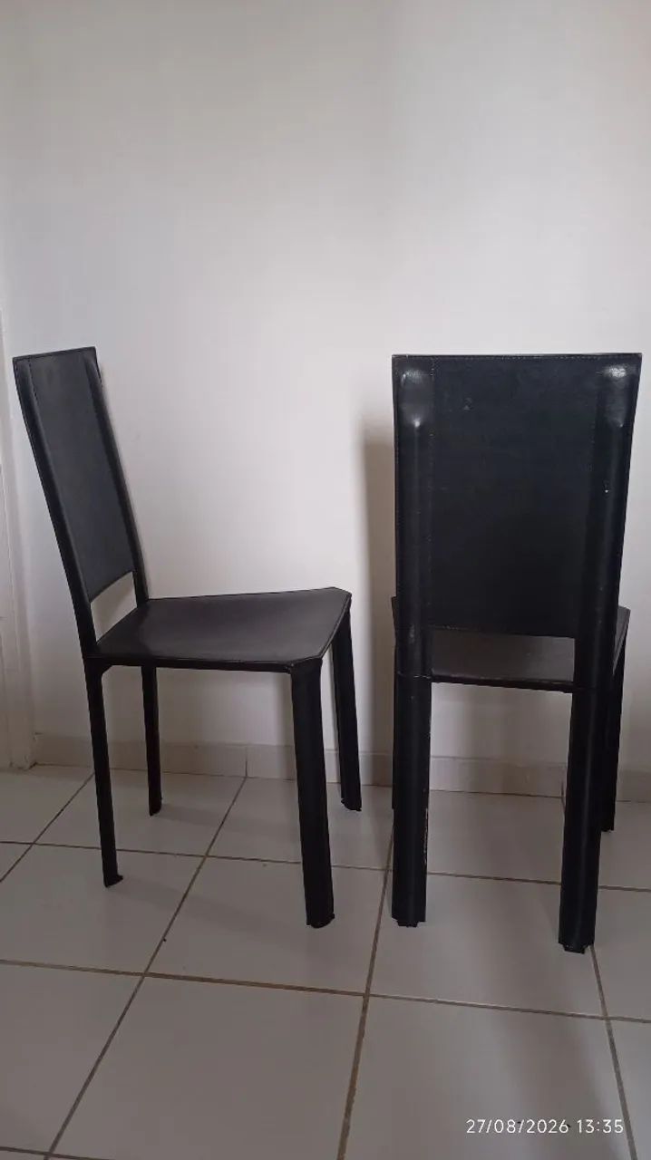 Cadeira em couro legítimo e aço 