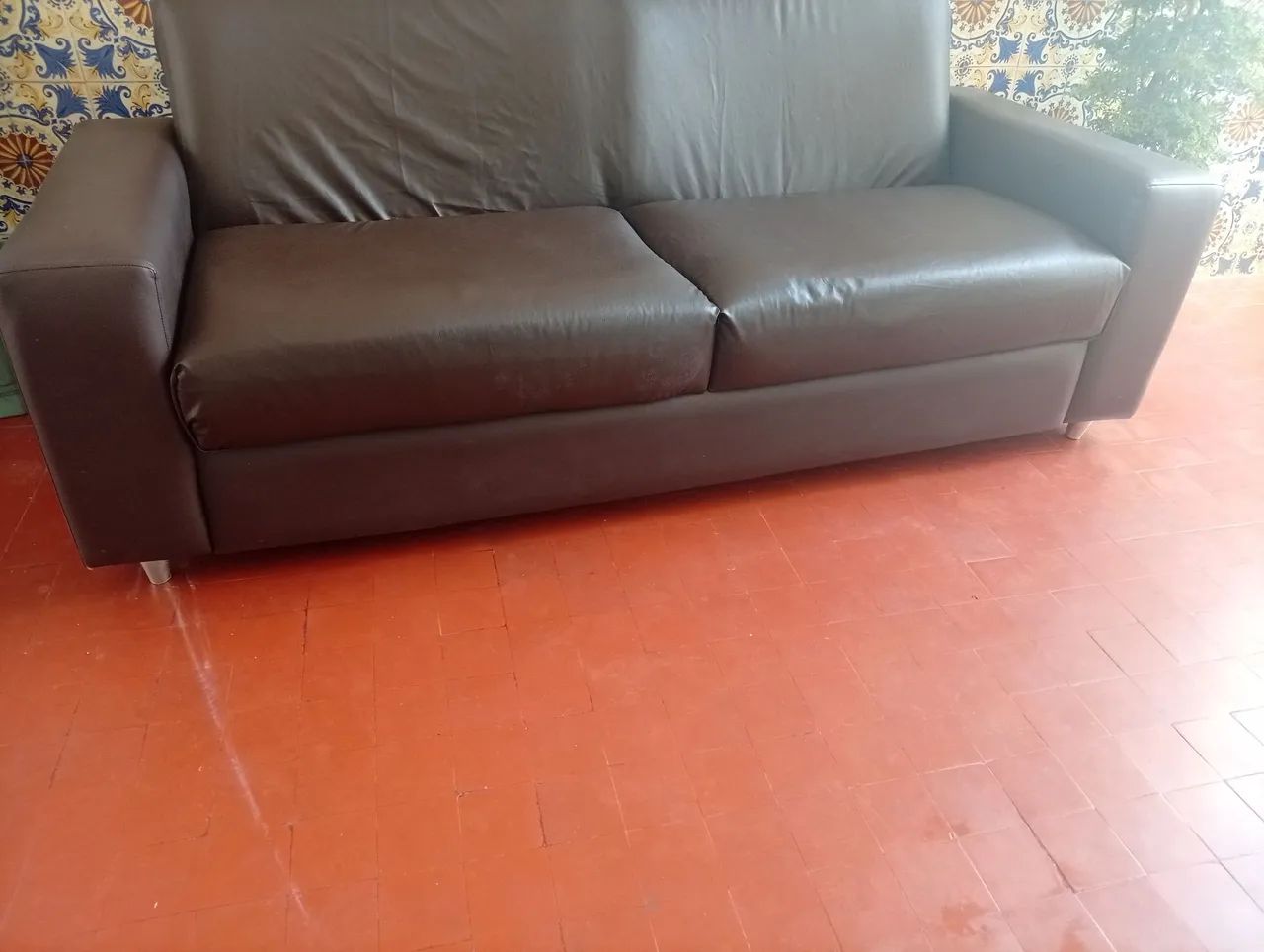 Sofá corino marrom bem conservado - Foto 5