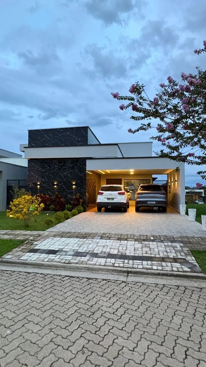 Casa no Condomínio Alphaville. Três quartos, sala integrada, piscina, placa solar