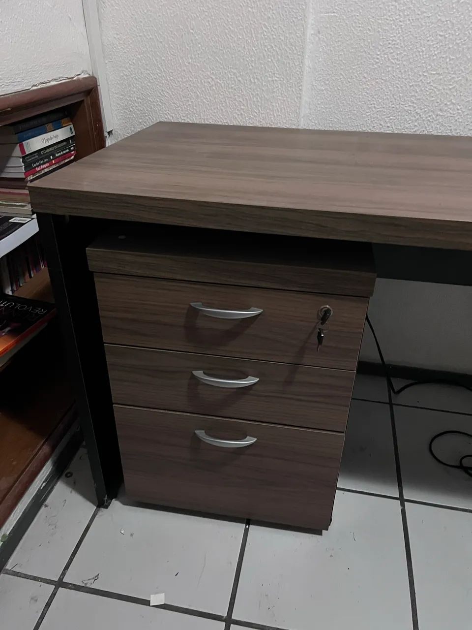 Mesa escrivaninha com gavetas - Foto 3