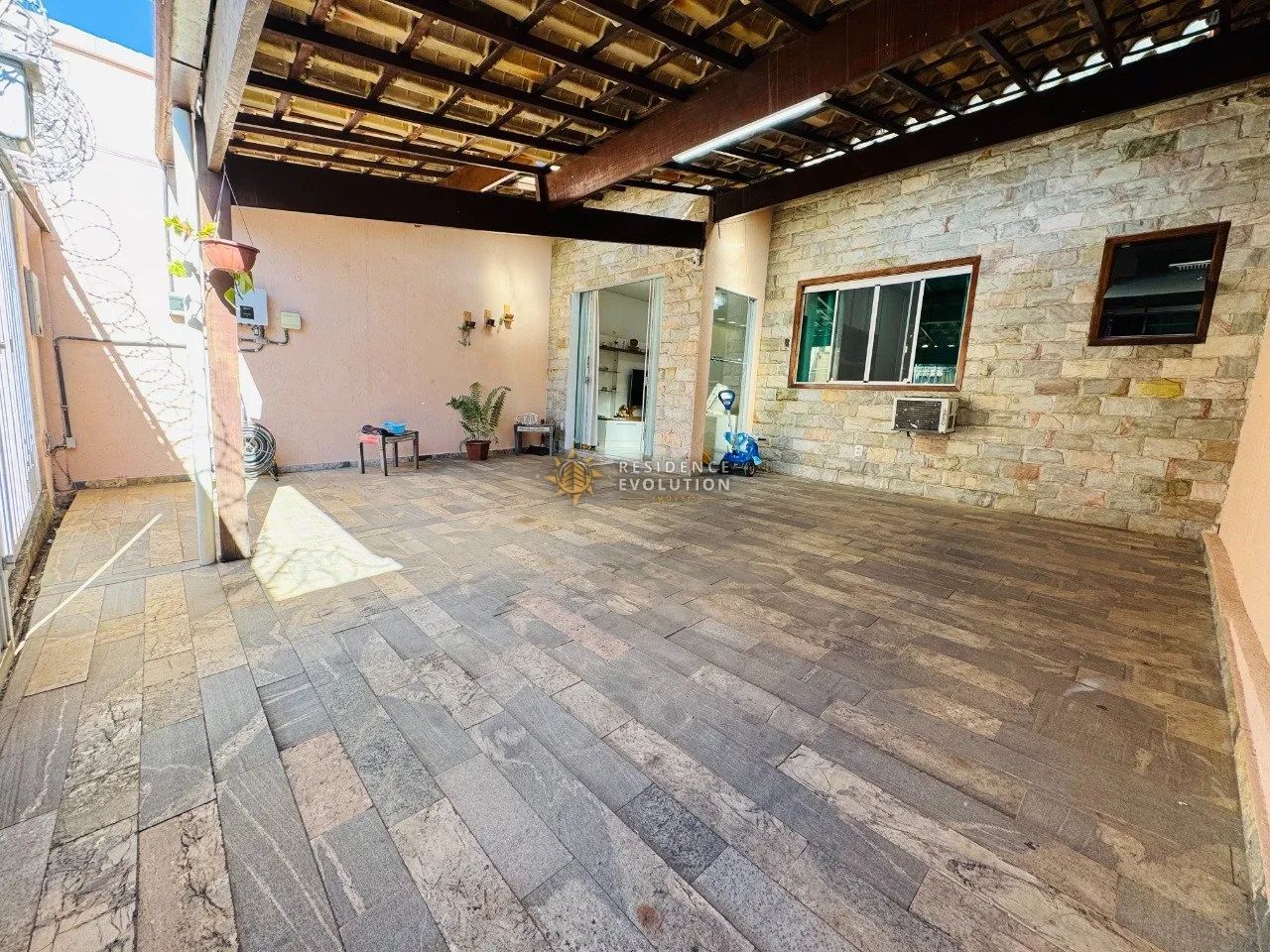Excelente Casa Linear com 3 Quartos e Piscina no Bairro Heliópolis - Foto 3