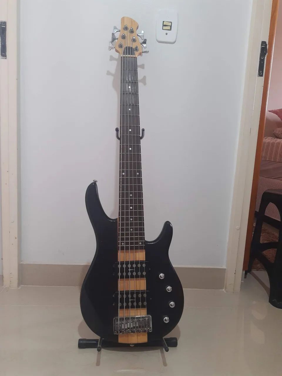 Baixo Eagle EGB6000