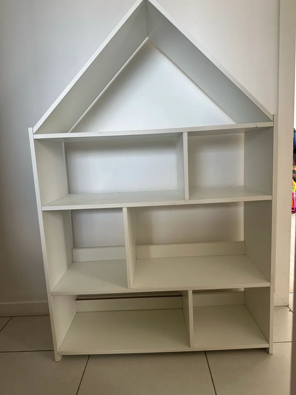 Estante de MDF em formato de casinha.