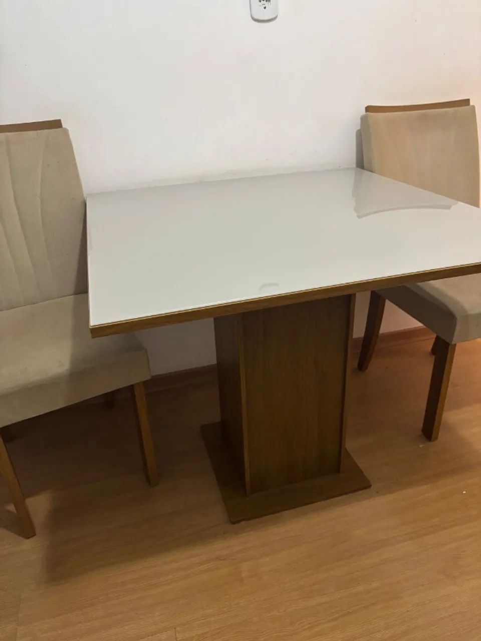 Mesa 1mx1m com duas cadeiras 