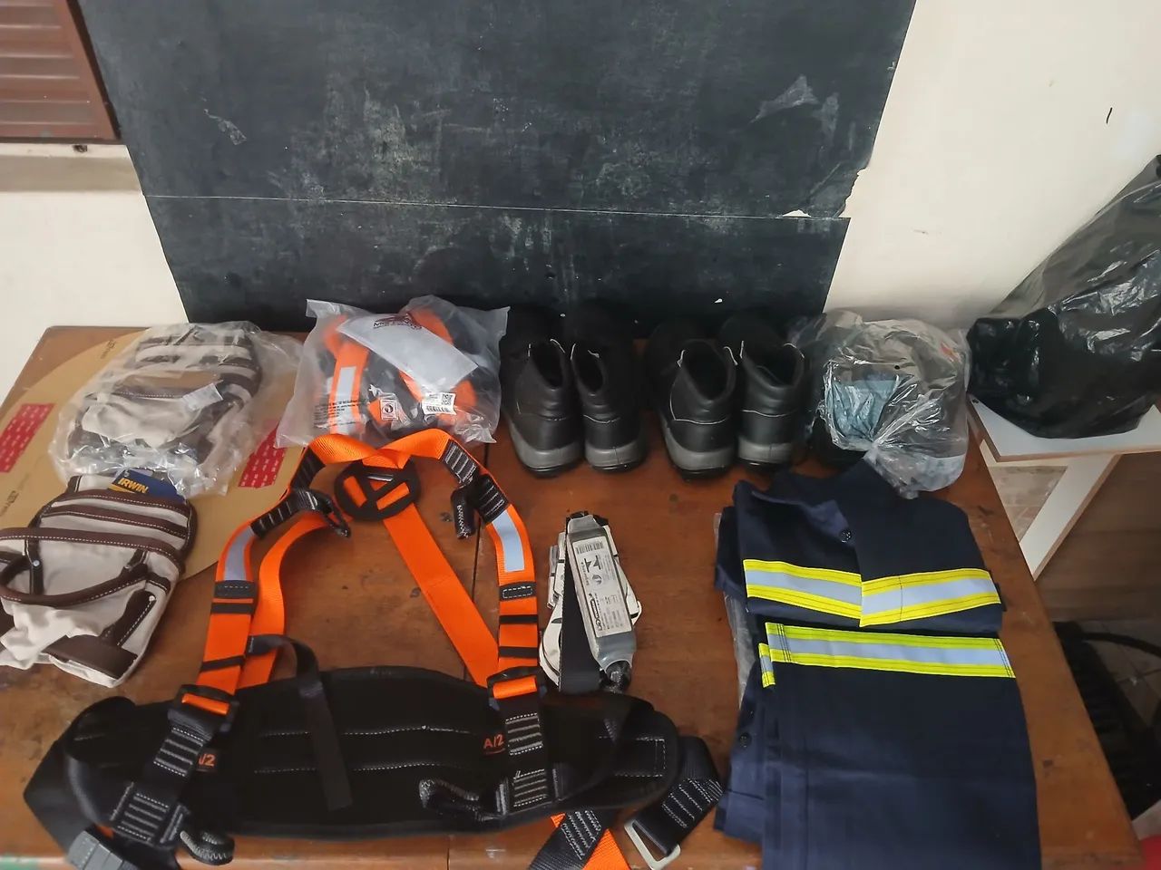 Uniformes, Botas,cinto de segurança  novos. - Foto 5