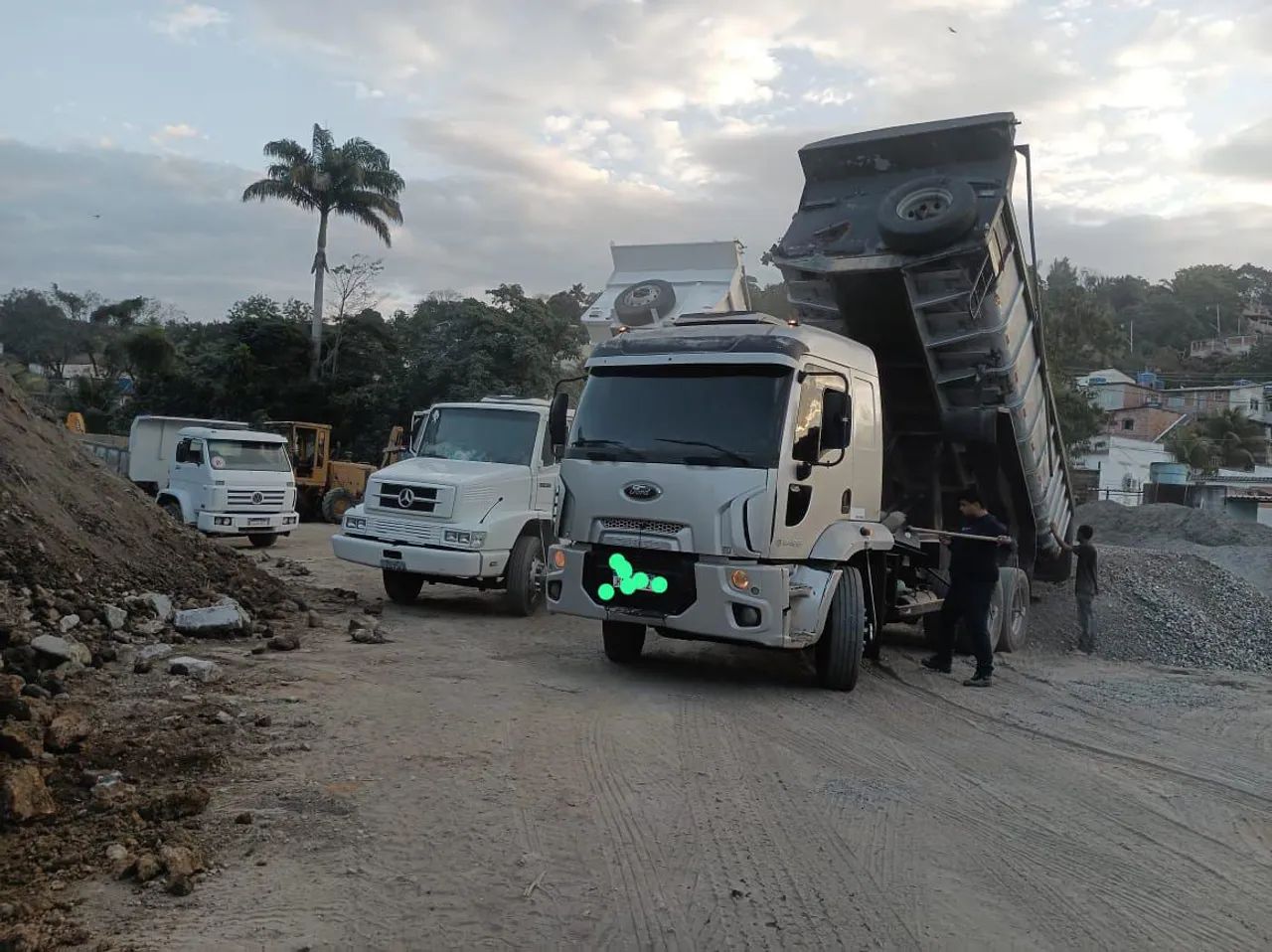 Ford cargo 2428e .2011/2012 caçamba 