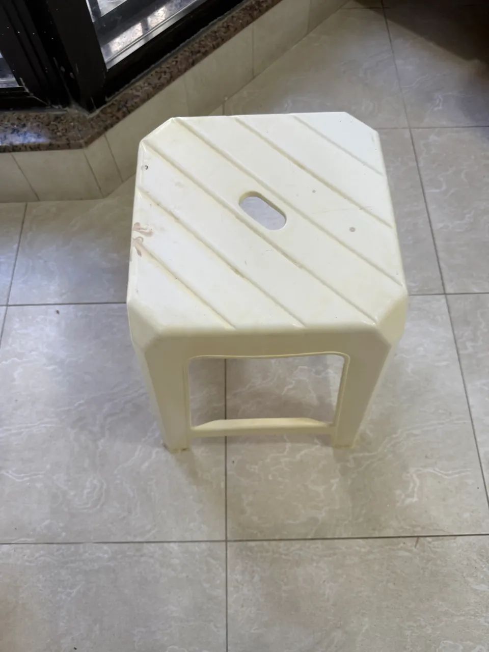 Banquinho Plástico Reforçado Multiuso - Branco